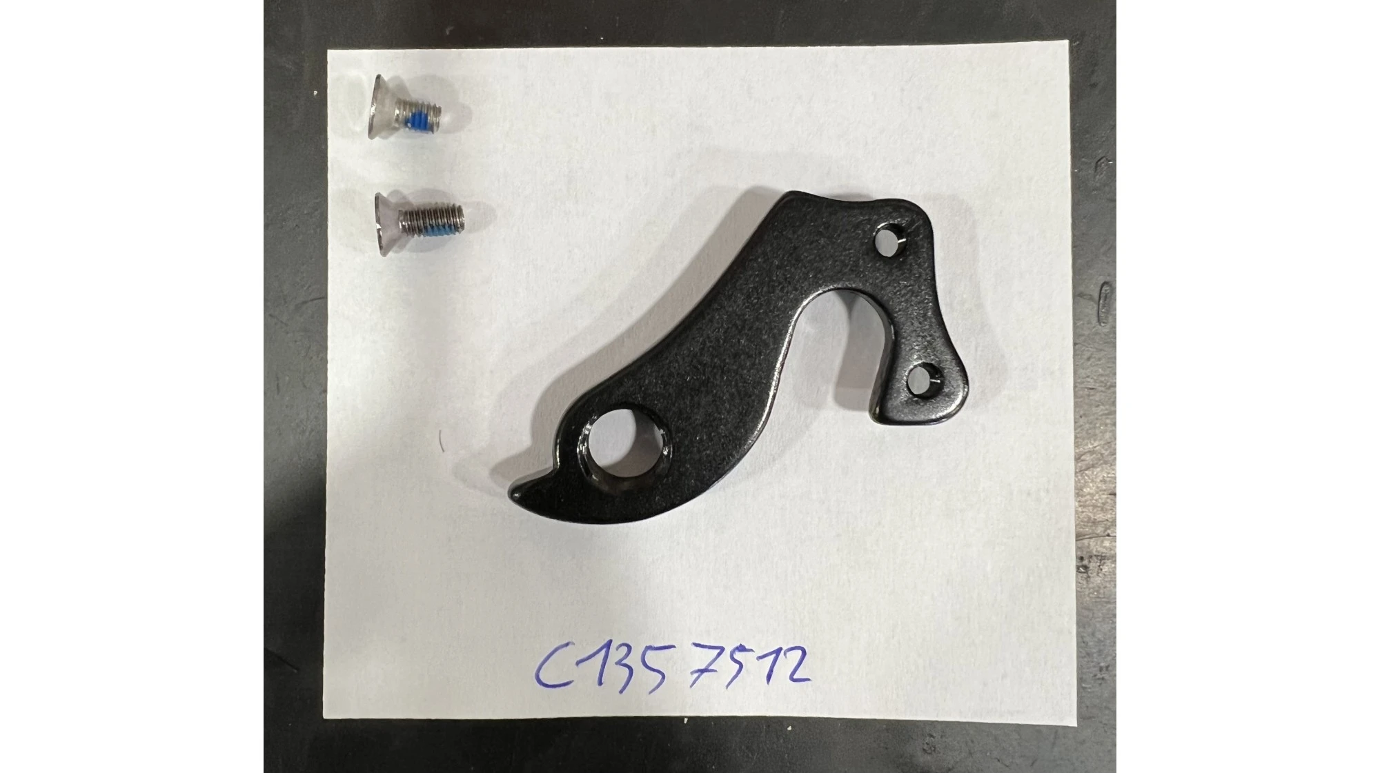 PATTE DE DERAILLEUR 2T AR ALU NOIR 1 PATTE DE DERAILLEUR 2T AR ALU NOIR